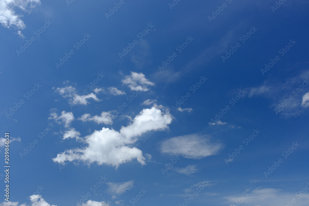 Obraz premium clouds fluffy in blue sky