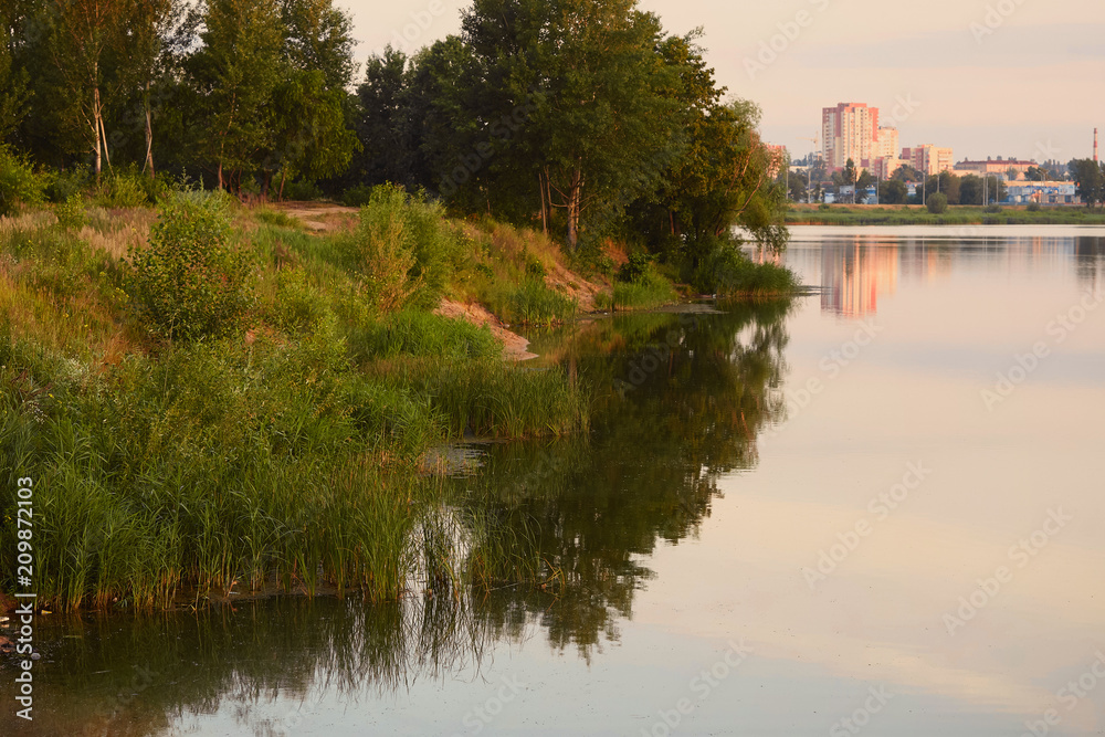 Obraz premium GOMEL, BELARUS. panoramic view of the lake at dawn.