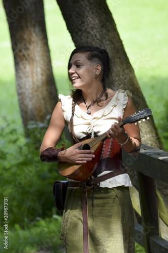 Fotografie funny, pretty bard is singing happily in the forest