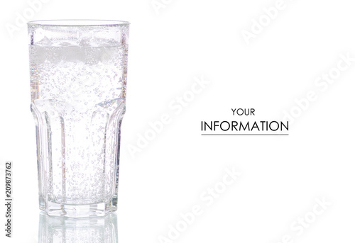 Fotomural Glass carbonated water pattern on white background isolation