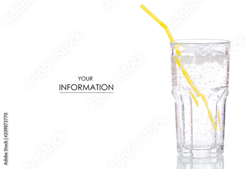 Fotografía Glass carbonated water pattern on white background isolation