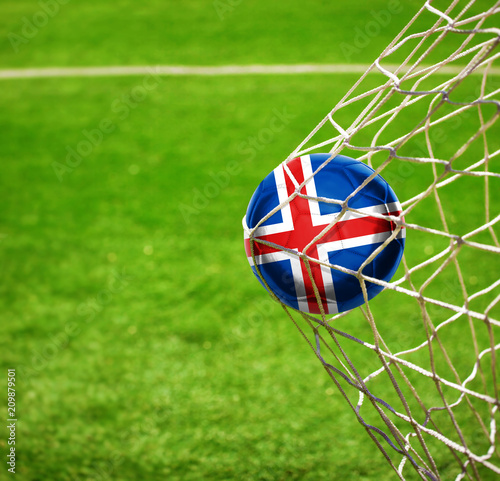 Fussball mit isländischer Flagge