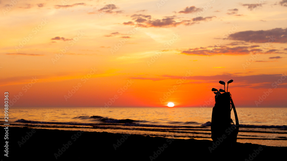 Obraz premium Sielankowy strzał z zachodu słońca i klubów golfowych