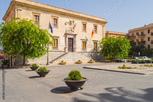 Εκτύπωση καμβά View of a house with old architecture on the Duomo square in Termini Imerese in