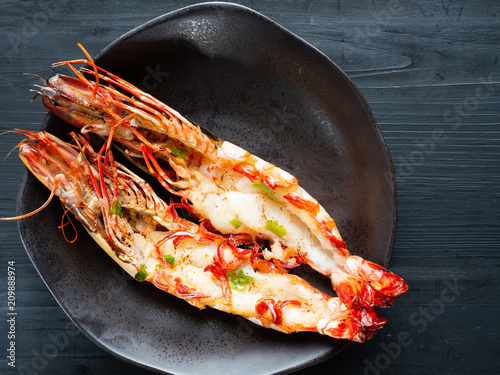 Obraz na płótnie rustic grilled jumbo prawn w salonie