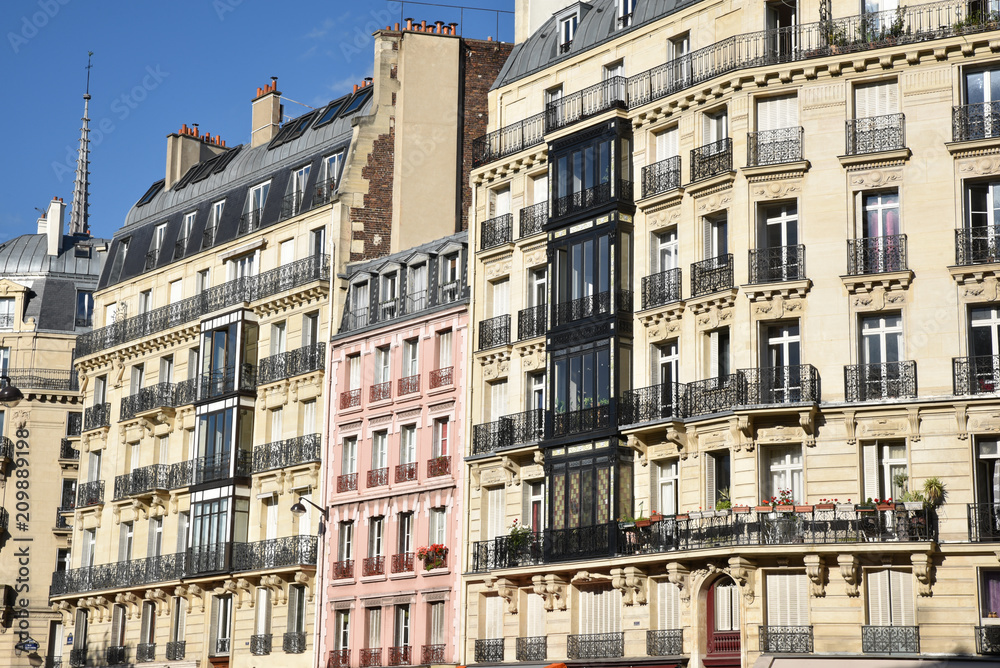 Beaux immeubles à Paris, France