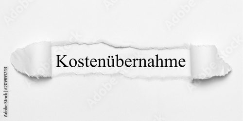 Kostenübernahme auf weißen gerissenen Papier photo