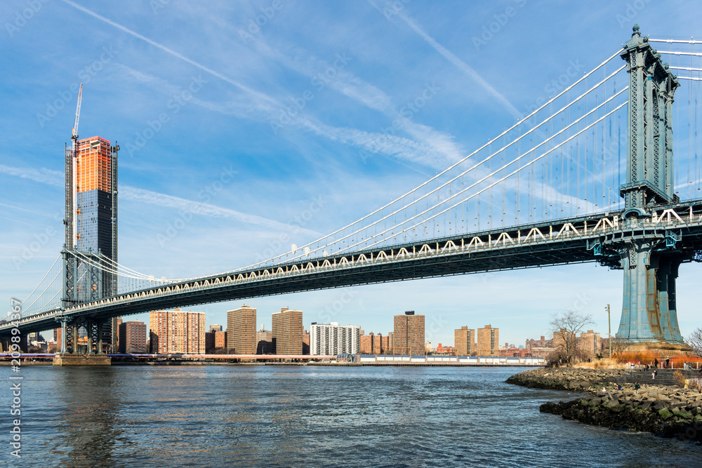 Fototapeta premium A view of a Manhattan Bridge from a park in DUMBO