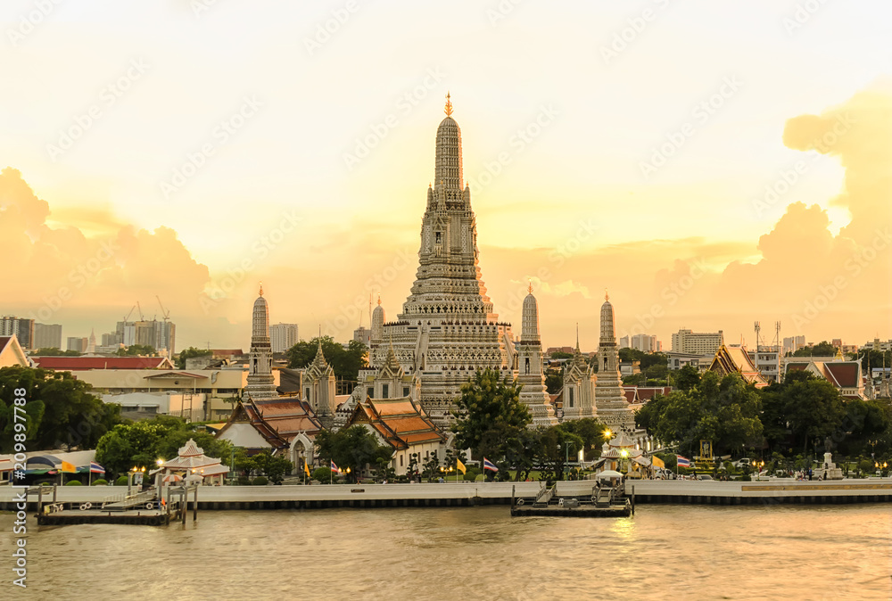 Fototapeta premium Słynny Wat Arun jest jednym z najbardziej znanych zabytków.