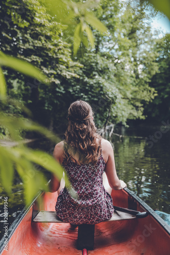 Mädchen mit Locken Boot fahren im Wald Abenteuer Urlaub im Sommer Premium © kenopictures