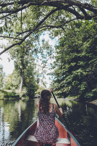Mädchen mit Locken Boot fahren im Wald Abenteuer Urlaub im Sommer Premium © kenopictures