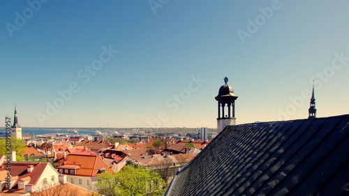 Widok z wieży kościelnej na estońską stolicę, Tallin - krajobraz starego, zabytkowego miasta z Europy Północno Wschodniej
