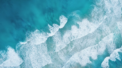 Fotobehang Oceaan golven Zomerse golven op het zandstrand  © biletskiyevgeniy