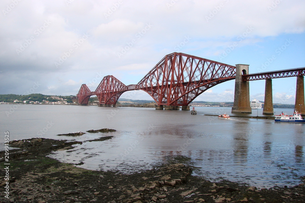 Obraz premium Landscape of bridges across the bays near the city of Edinburgh.