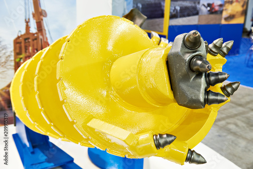 Auger drill with round teeth