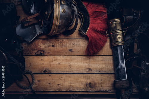 Tableau sur toile Complete combat equipment of the ancient Greek warrior on a wooden boards