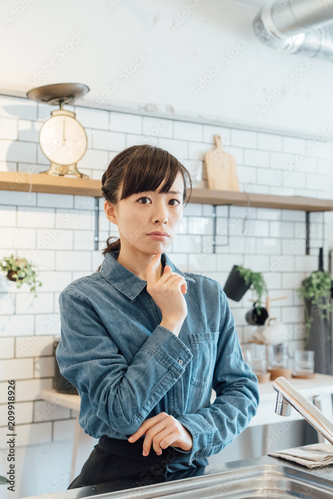 キッチン・悩む女性 キッチン・悩む女性