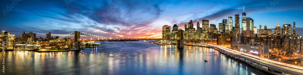 New York City Panorama bei Nacht mit Blick auf Manhattan und die Brooklyn Bridge - obrazy, fototapety, plakaty 
