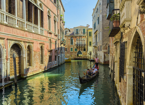 Venezia il canale e la gondola