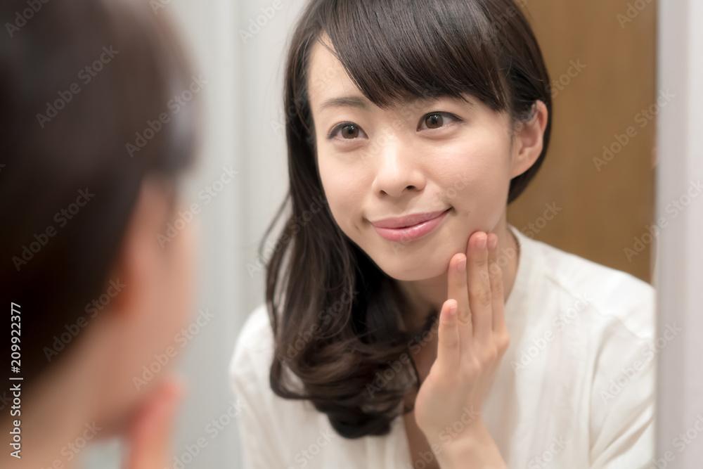 スキンケア・鏡・若い女性 スキンケア・鏡・若い女性