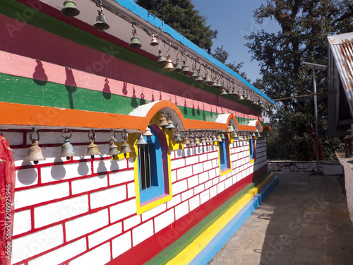 Eine farbige Tempelanlage in der Nähe von Chaukori im Himalaya von Uttarakhand in Indien photo