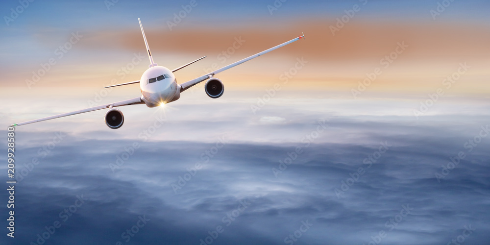 Fototapeta Komercyjny samolot latający nad chmurami.