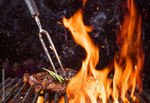 Obraz na płótnie Beef steak on the grill with flames