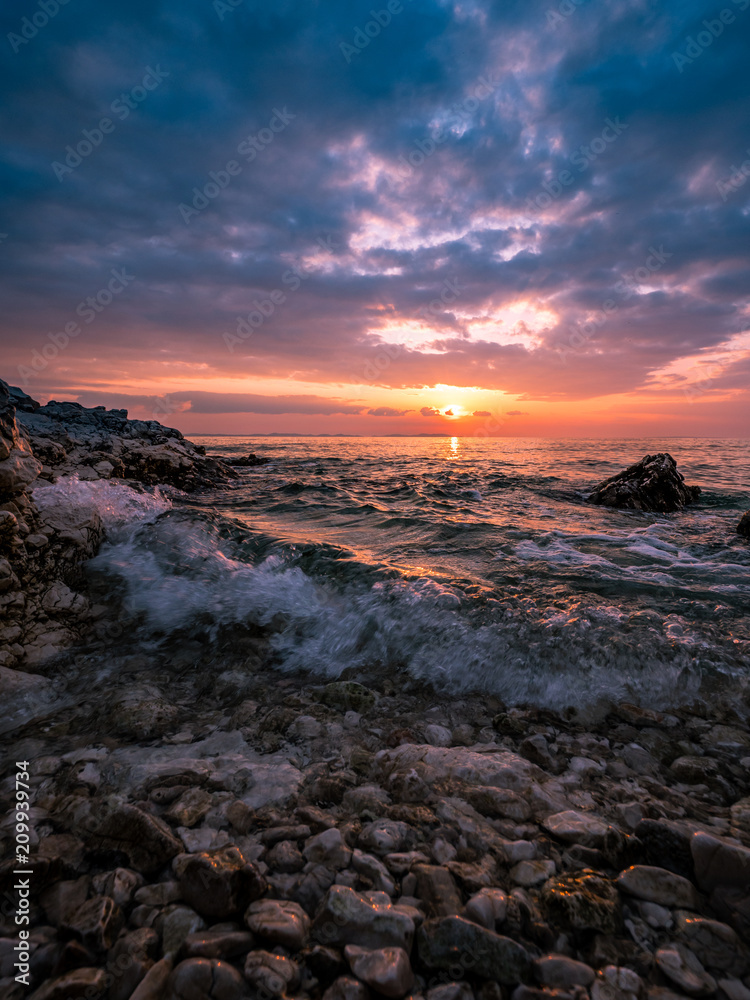 Obraz premium Wideangle photo of sunset and waves on island Vir, Zadar county, Croatia