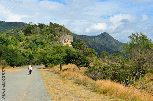 Canvas Print Cuban farmer on of the roads with a most view on the Cuban coast at the foot of