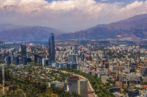 Widok na Santiago de Chile z pasmem górskim Los Andes z tyłu