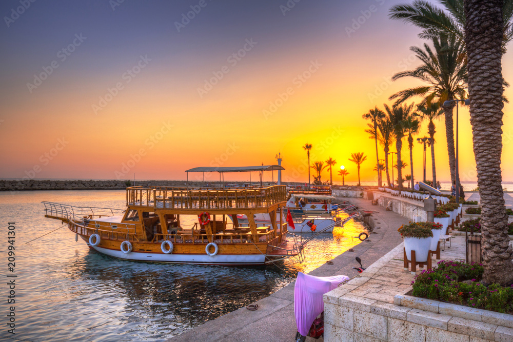 Fototapeta premium Port z łodziami w Side o zachodzie słońca, Turcja