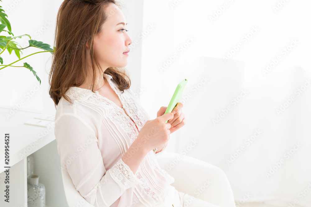 スマホを見る女性 スマホを見る女性