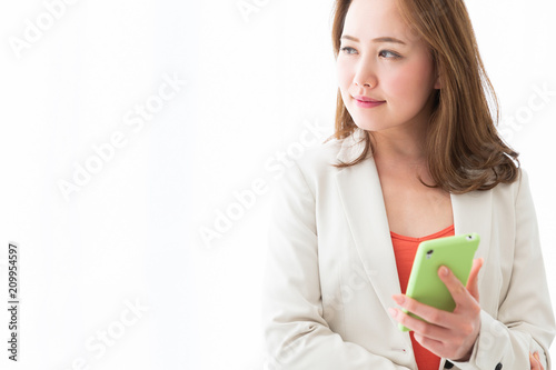 スマートフォンを見る女性 ビジネス