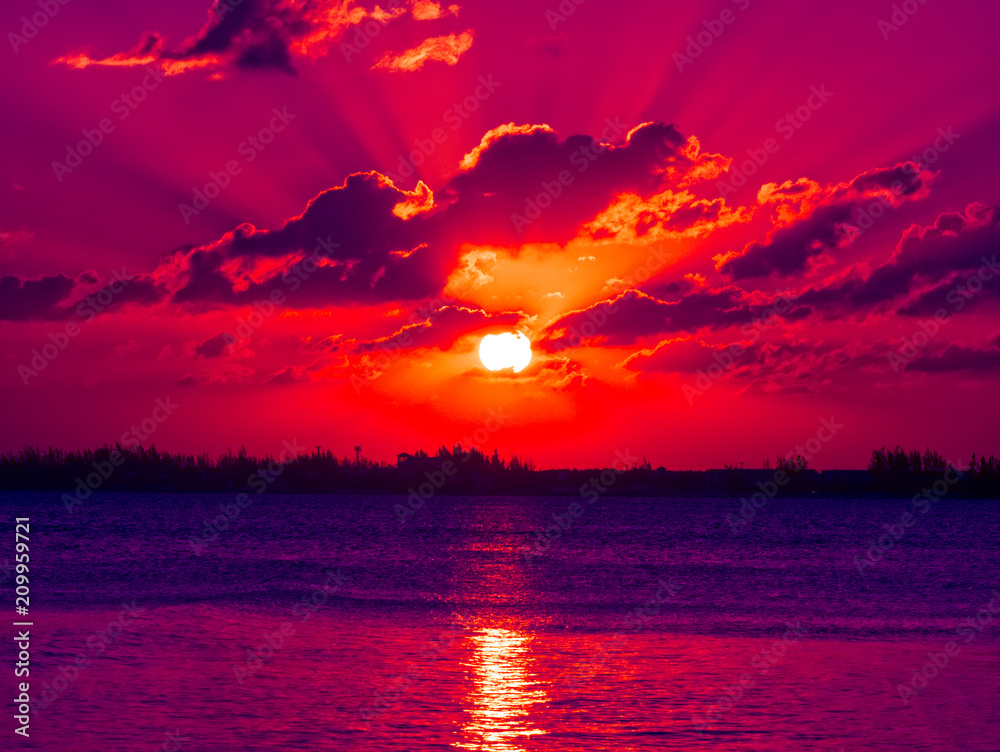 Naklejka premium Bright colorful sunset with reflection in the ocean