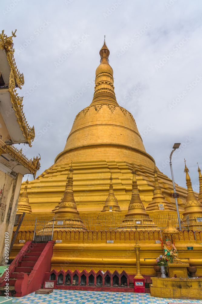 Fototapeta premium shwemordor pagoda in Myanmar 
