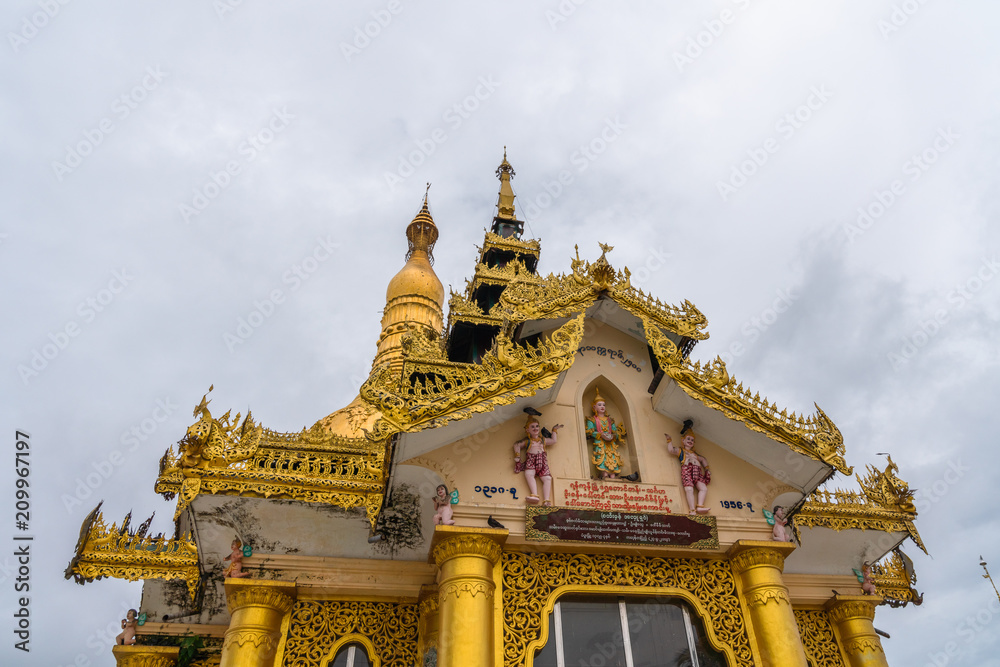 Fototapeta premium shwemordor pagoda in Myanmar 