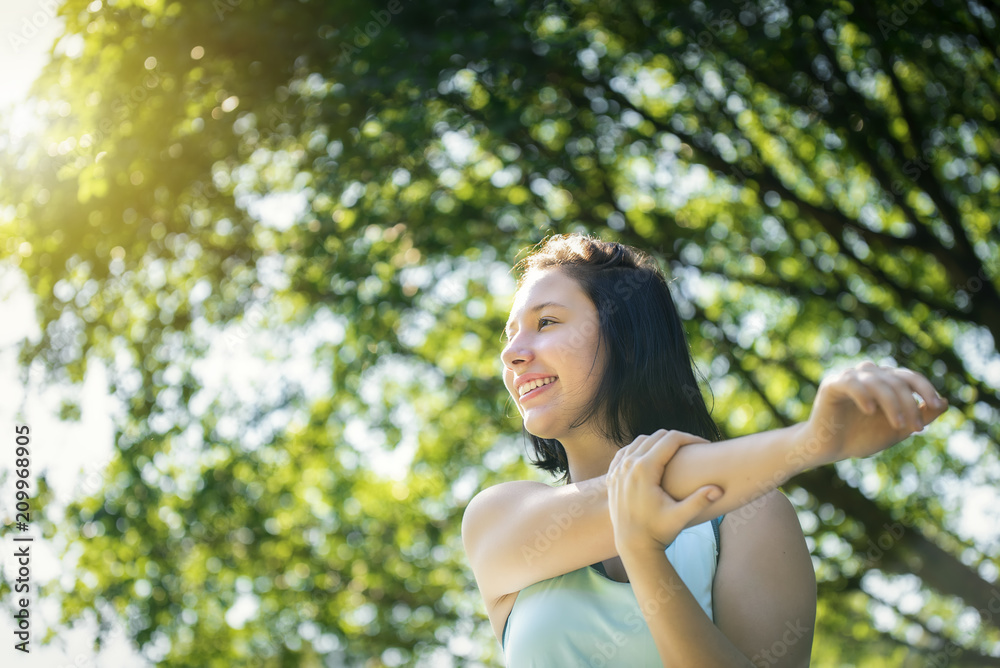 A young girl is exercising lightly in the park, with morning sunshine. A young girl is exercising lightly in the park, with morning sunshine.