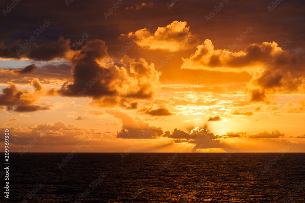 Obraz premium Beautiful sunset in atlantic ocean with amazing clouds
