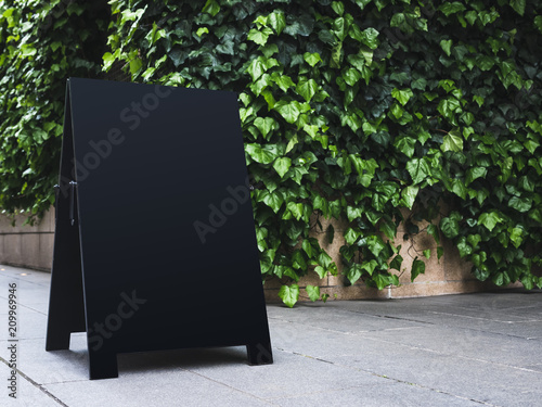 Fotografía Blank Board stand mock up Black Signage Outdoor green garden background