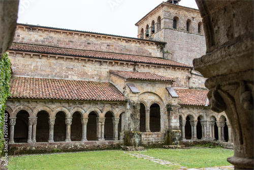 cloitre à Santillana del Mar au nord de l'Espagne photo