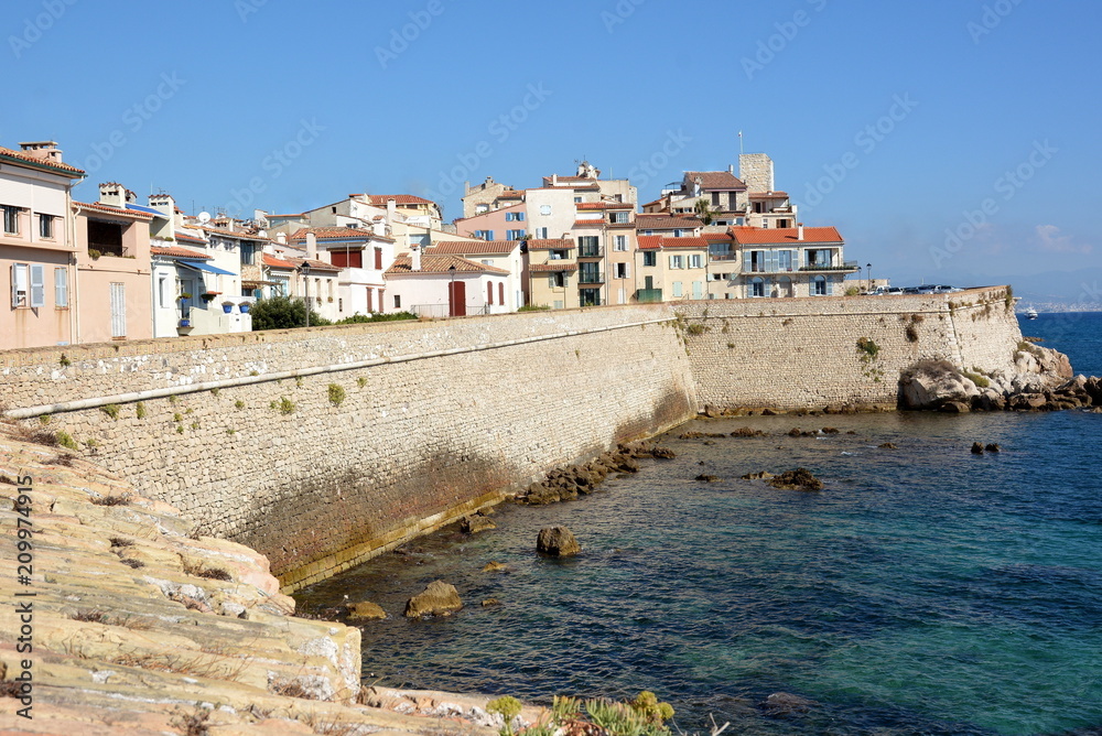 France, Côte d'azur, la vieille ville d'Antibes entourée de remparts.