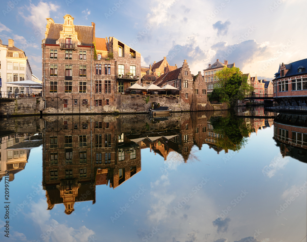 Obraz premium Embankment along the Leie river with medieval houses in the city of Ghent, Belgium