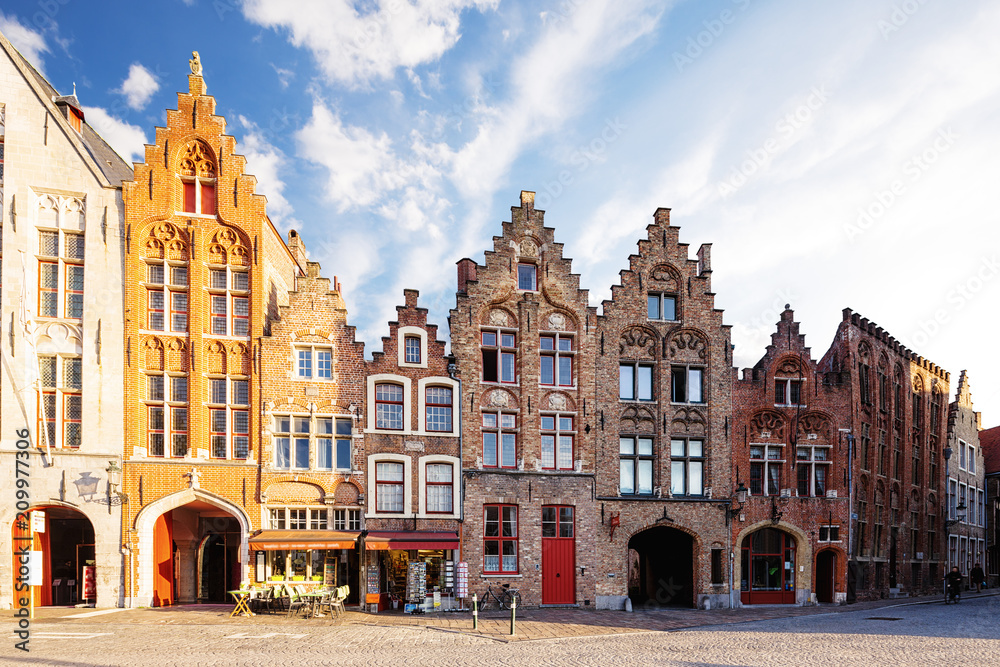 Fototapeta premium Tradycyjna średniowieczna architektura na starym mieście w Brugii (Brugge), Belgia