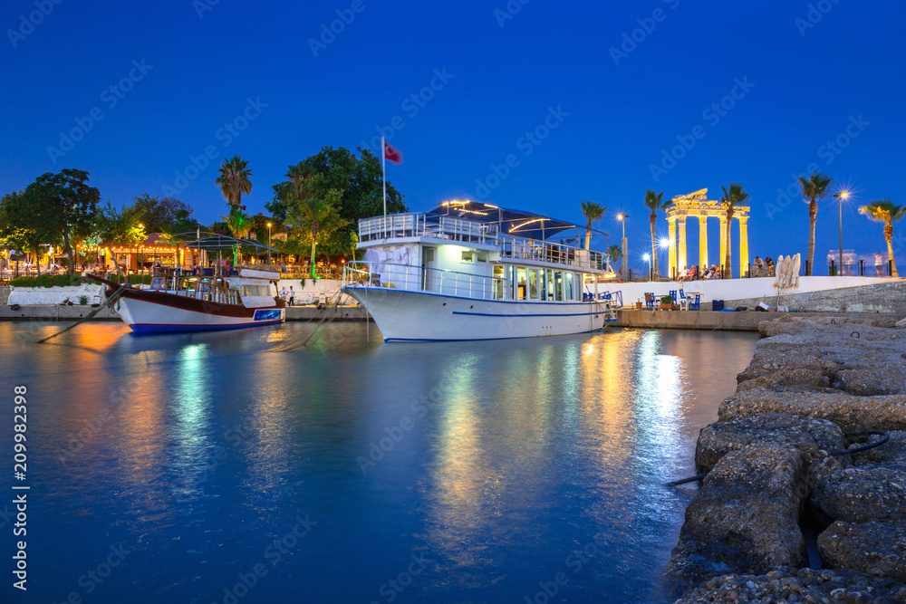 Fototapeta premium Port z łodziami w Side w nocy, Turcja