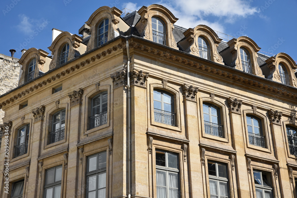 Immeuble de caractère à fenêtre en chien-assis à Paris, France
