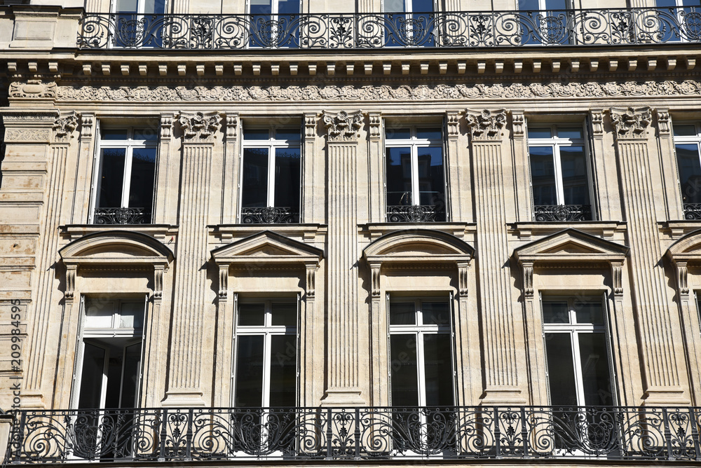 Immeuble haussmannien à pilastres corinthiens à Paris, France