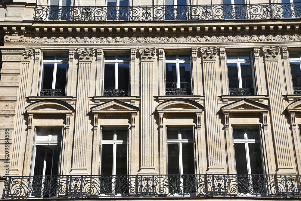 Immeuble Haussmannien A Pilastres Corinthiens A Paris France Stock Photo Adobe Stock