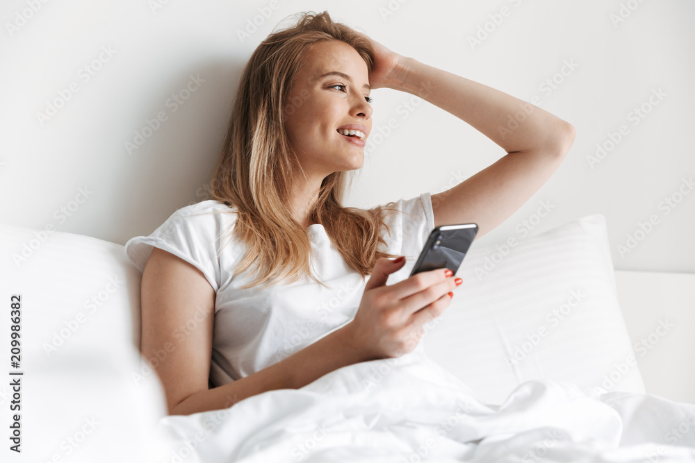 Beautiful young woman using mobile phone chatting Beautiful young woman using mobile phone chatting