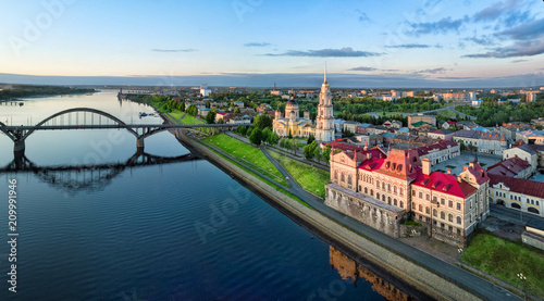 Obraz na płótnie Aerial cityscape of Rybinsk: Volga river embankment, cathedral and bridge w salonie