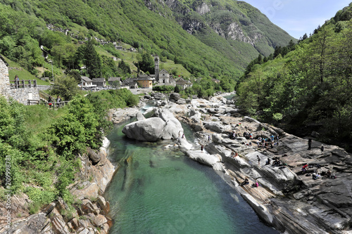 Gebirgsfluss Verzasca, heller Orthogneis, metamorphes Gestein, in das sich die Verzasca tief eingeschnitten hat, Lavertezzo, Valle Verzasca, Tessin, Schweiz, Europa photo